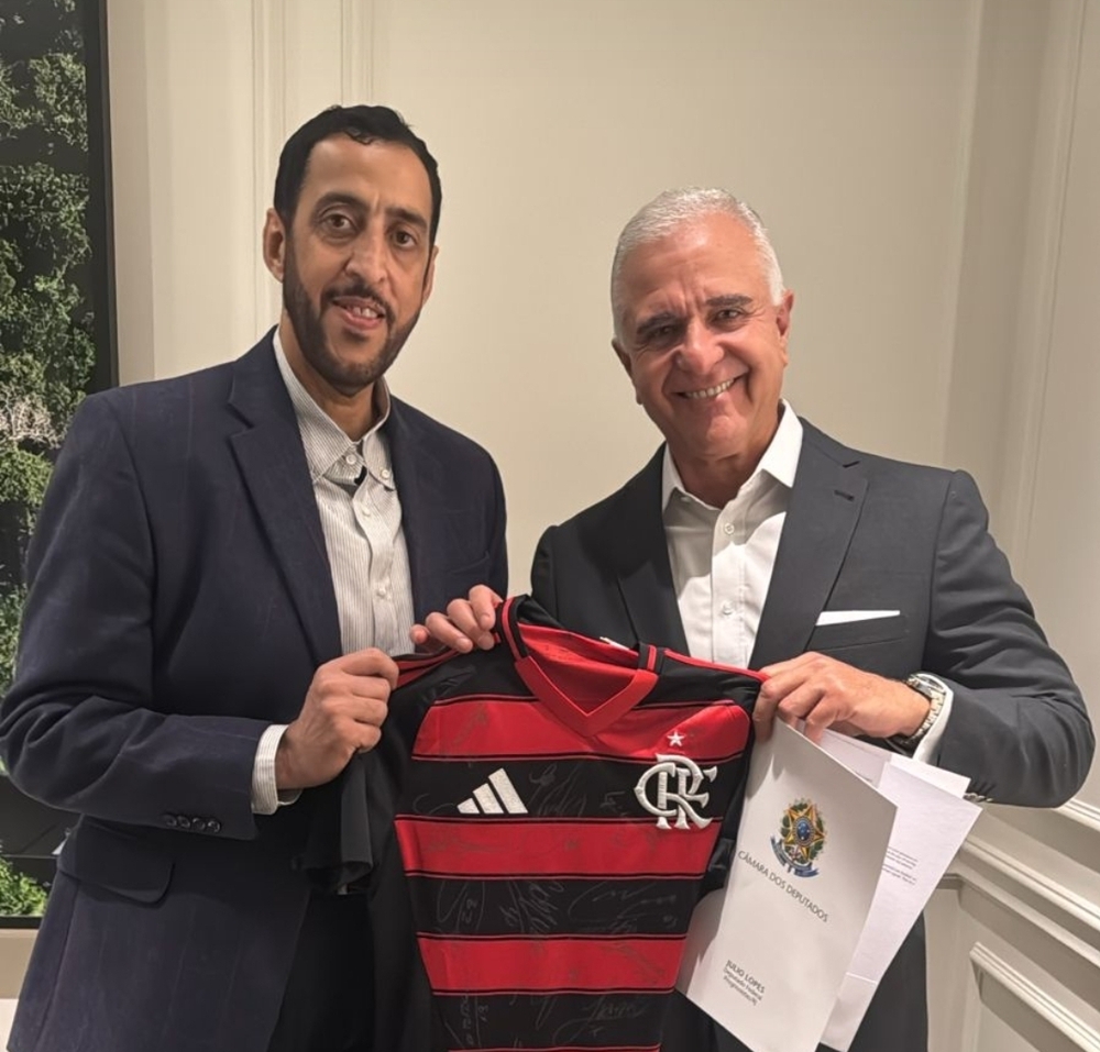 Em visita ao Rio de Janeiro príncipe Sheikh Abdullah Bin recebe de presente camisa do Flamengo