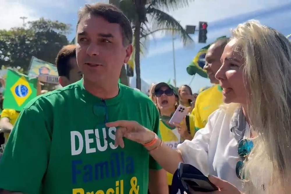 Manifestação em Copacabana intensifica pressão por candidatura de Bolsonaro e impeachment de Moraes