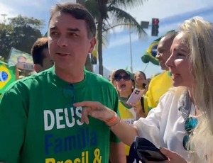 Manifestação em Copacabana intensifica pressão por candidatura de Bolsonaro e impeachment de Moraes