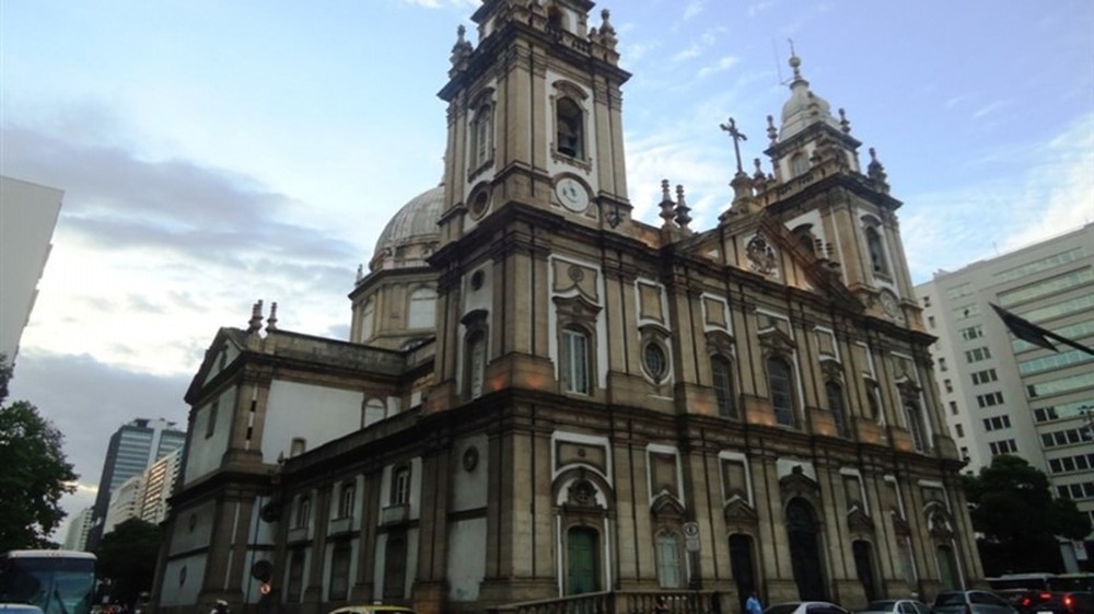 Templos religiosos situados no Estado do Rio que não estejam devidamente legalizados deverão ser incluídos em programas de regularização fundiária