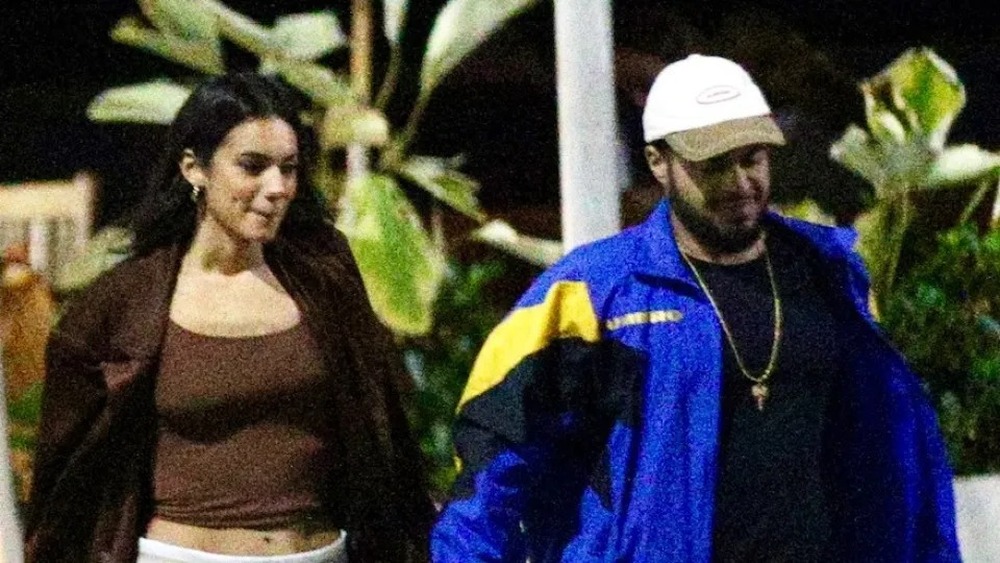 Fran Gil e namorada, a ex-BBB Alane, são fotografados em quiosque no Rio