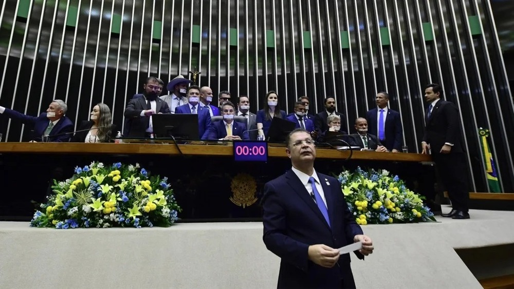Em clima de guerra, oposição fala em ‘pacote de paz’ e ocupa mesa diretora da Câmara