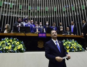 Em clima de guerra, oposição fala em ‘pacote de paz’ e ocupa mesa diretora da Câmara