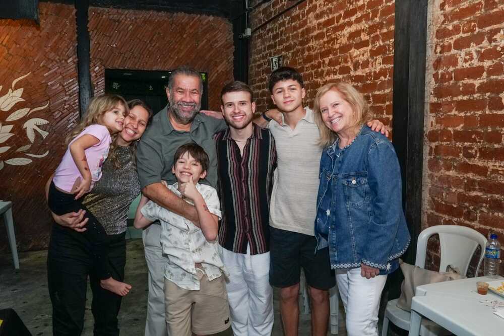 Leo Lupi reúne amigos e políticos em comemoração de aniversário, no Rio