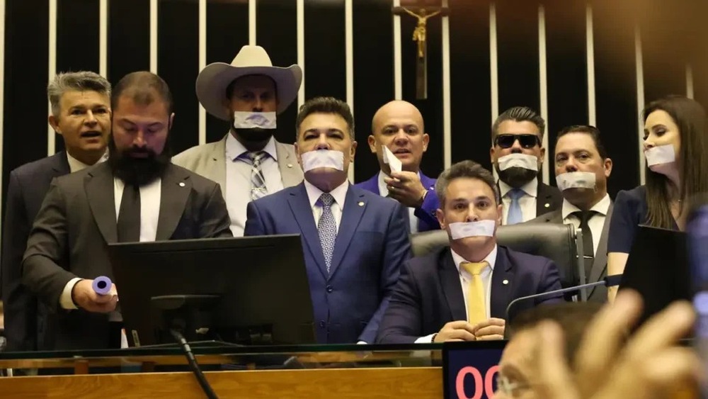 Lindbergh propõe suspensão de mandato para sequestradores do Congresso