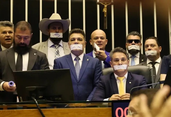 Lindbergh propõe suspensão de mandato para sequestradores do Congresso