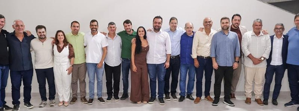 Wladimir se reúne com Castro, deputados e prefeitos; Eduardo Paes visita Campos