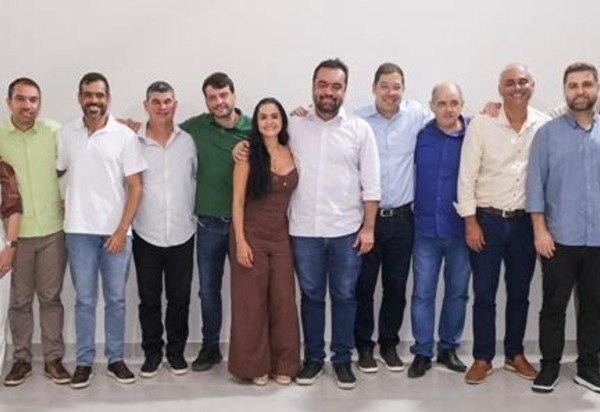 Wladimir se reúne com Castro, deputados e prefeitos; Eduardo Paes visita Campos