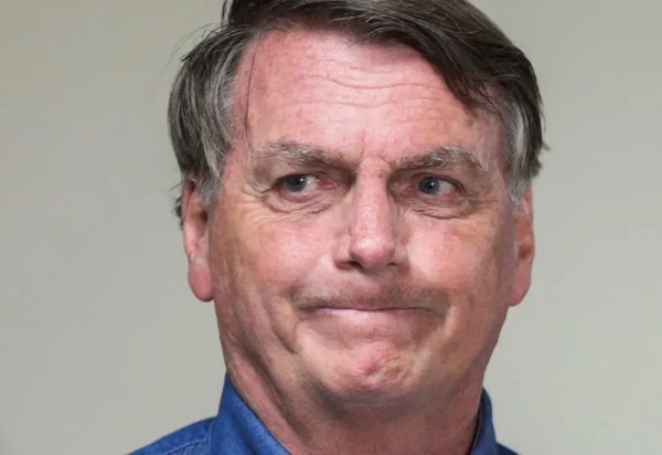 Bolsonaro preso em casa tem crises de soluço, mudança de humor e visitante sem celular