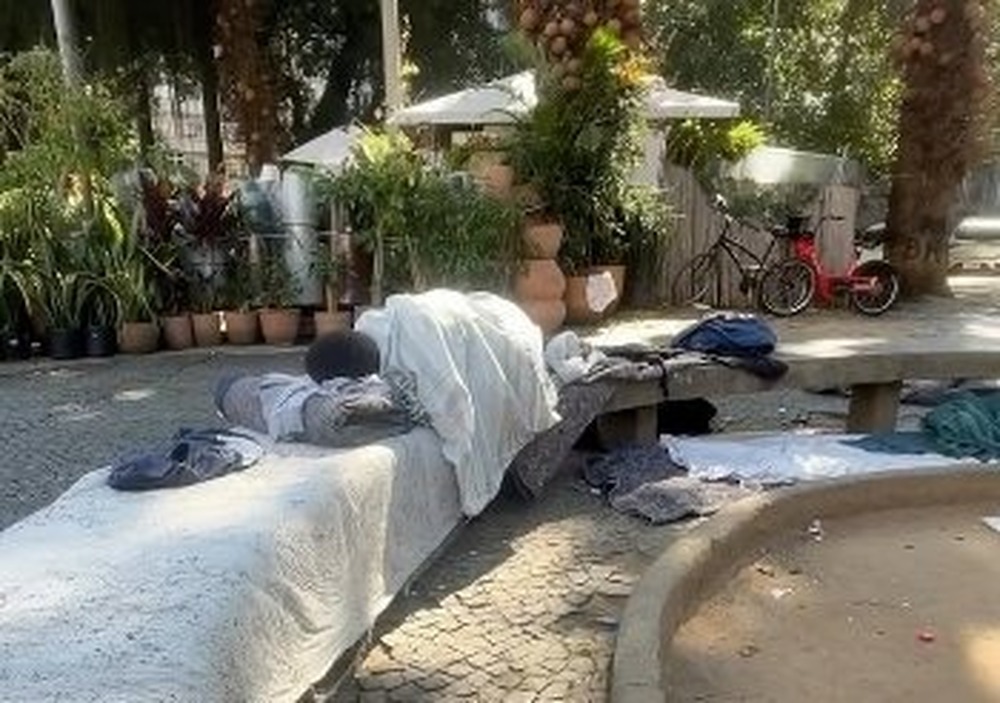 Largo do Machado afunda no abandono e moradores denunciam descaso da Prefeitura do Rio