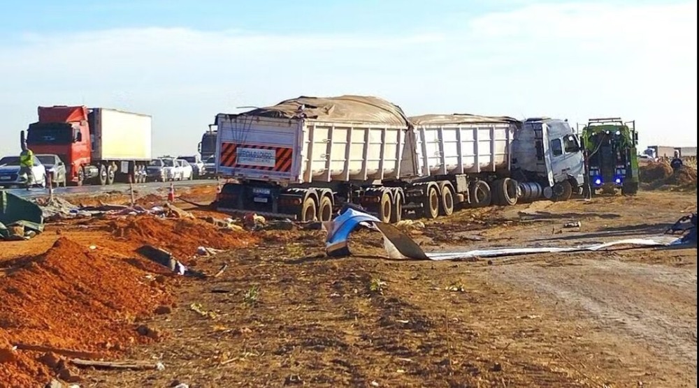 Carreta de acidente com 11 mortos e mais de 40 feridos trafegava fora do horário permitido