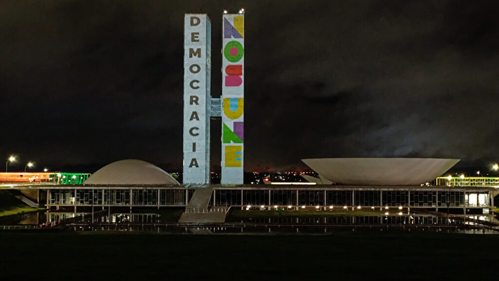 Maioria dos brasileiros reafirma preferência pela democracia, revela Datafolha