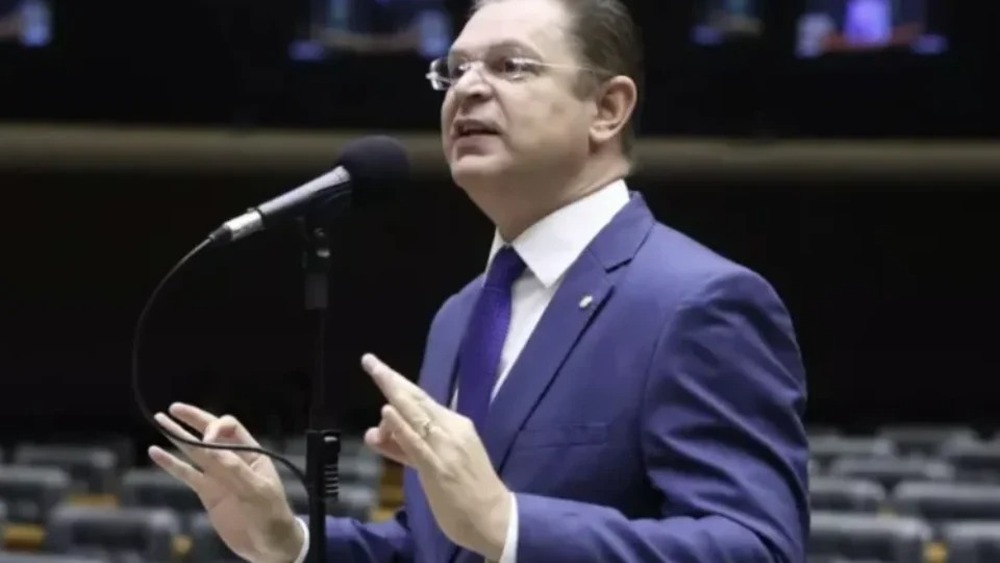 Oposição ameaça obstruir projeto contra adultização nas redes