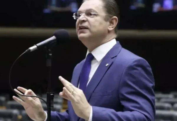 Oposição ameaça obstruir projeto contra adultização nas redes