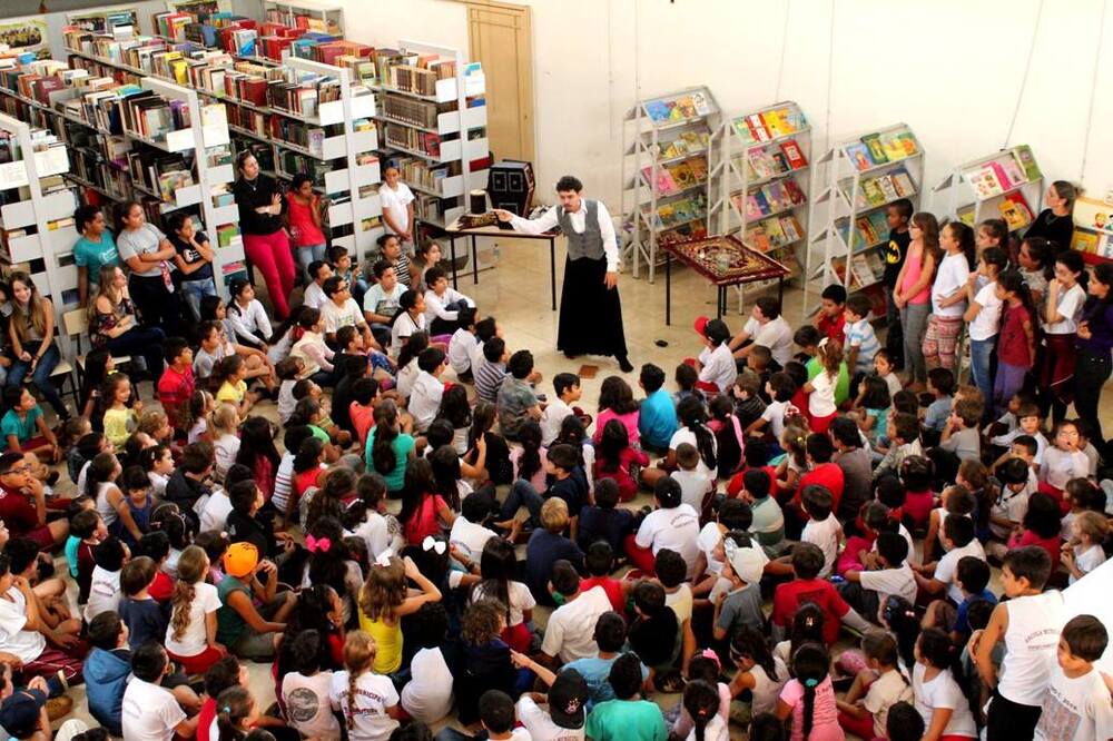 ‘Histórias Pra Brincar’ chega ao Museu Janete Costa, em Niterói, com contos, fantoches e brincadeiras populares
