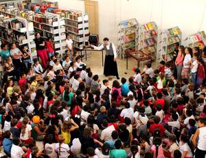 ‘Histórias Pra Brincar’ chega ao Museu Janete Costa, em Niterói, com contos, fantoches e brincadeiras populares