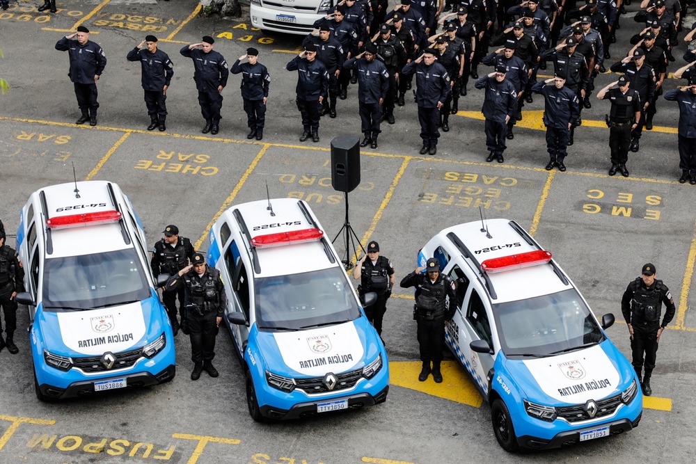 Cláudio Castro entrega 16 novas viaturas semibilindadas à Polícia Militar