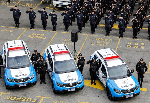 Cláudio Castro entrega 16 novas viaturas semibilindadas à Polícia Militar