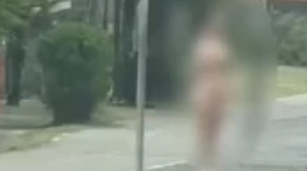 Mulher mata pai a facadas e corre nua pela praia em SP