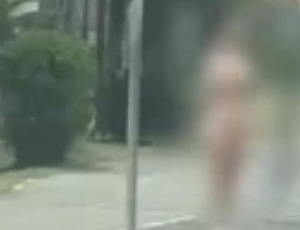 Mulher mata pai a facadas e corre nua pela praia em SP