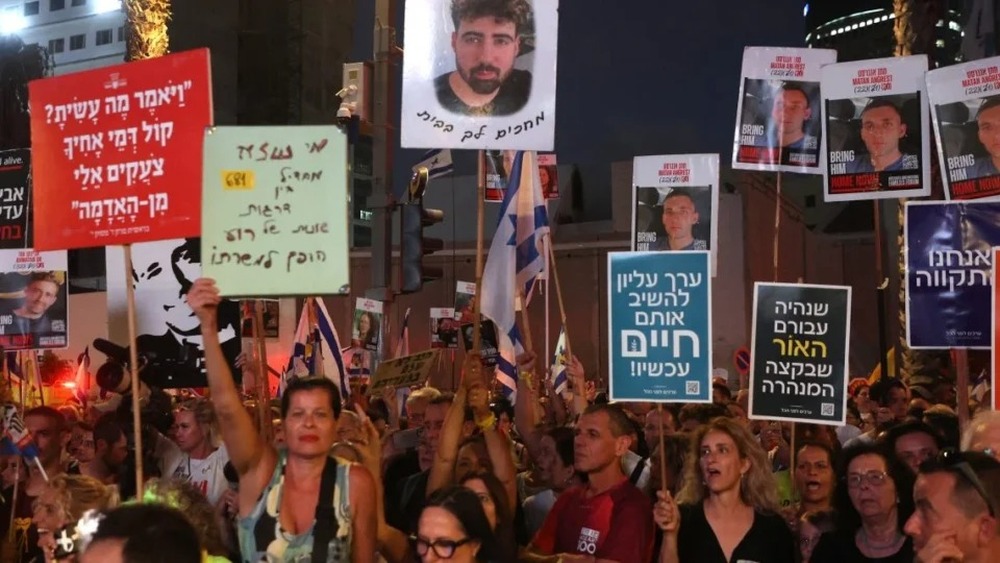 Em um dos maiores protestos contra Netanyahu, familiares de reféns israelenses pedem cessar-fogo em Gaza