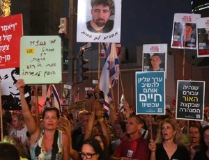 Em um dos maiores protestos contra Netanyahu, familiares de reféns israelenses pedem cessar-fogo em Gaza