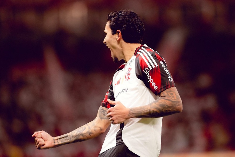 Flamengo vence o Internacional, abre seis pontos sobre o Cruzeiro e se isola na liderança do Brasileirão