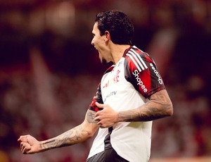 Flamengo vence o Internacional, abre seis pontos sobre o Cruzeiro e se isola na liderança do Brasileirão