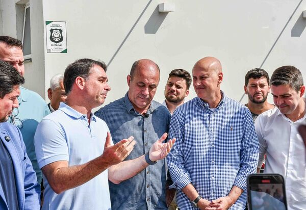 Prefeito Tande Vieira recebe senador Flávio Bolsonaro em Resende e anuncia expansão do Centro-Dia do Idoso