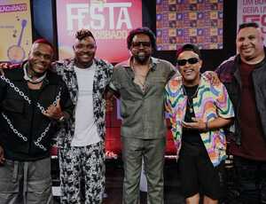 Com participação de Xande de Pilares, Grupo Balacobaco dá continuidade ao seu novo audiovisual com lançamento da inédita 'Prontinho Pro Amor'