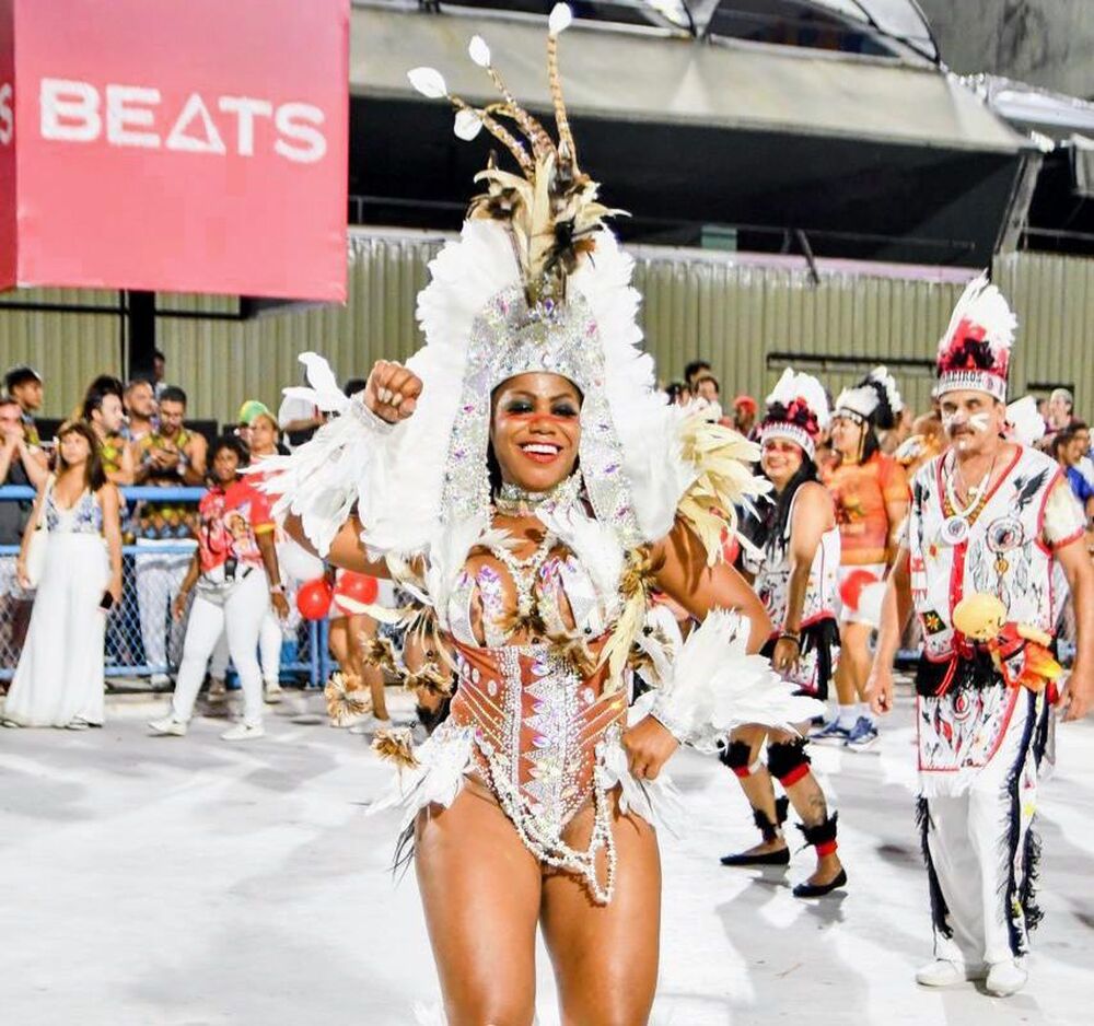 Cintia Barboza segue como musa da Unidos de Bangu 