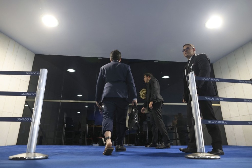 Marcos do Val quebra silêncio imposto pela Justiça e provoca Supremo em transmissão de uma hora