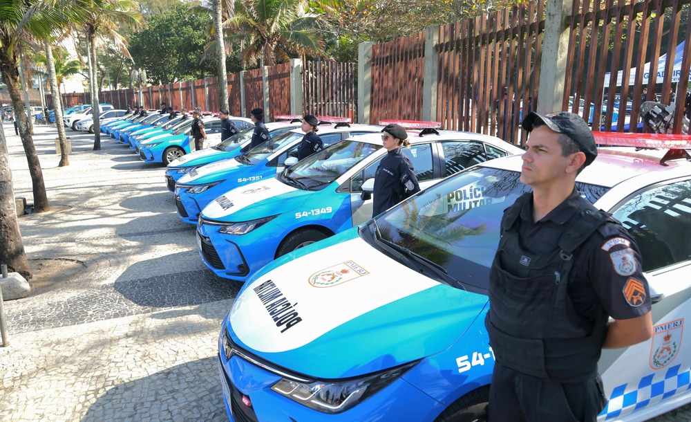 Cláudio Castro entrega novas viaturas para batalhões da Zona Sul