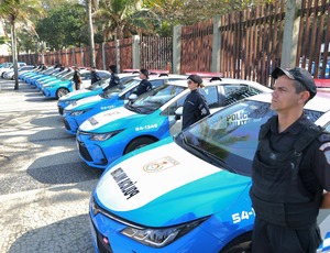 Cláudio Castro entrega novas viaturas para batalhões da Zona Sul