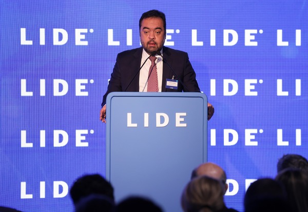 Castro destaca potencial do RJ em sustentabilidade e transição energética durante cerimônia de abertura do LIDE