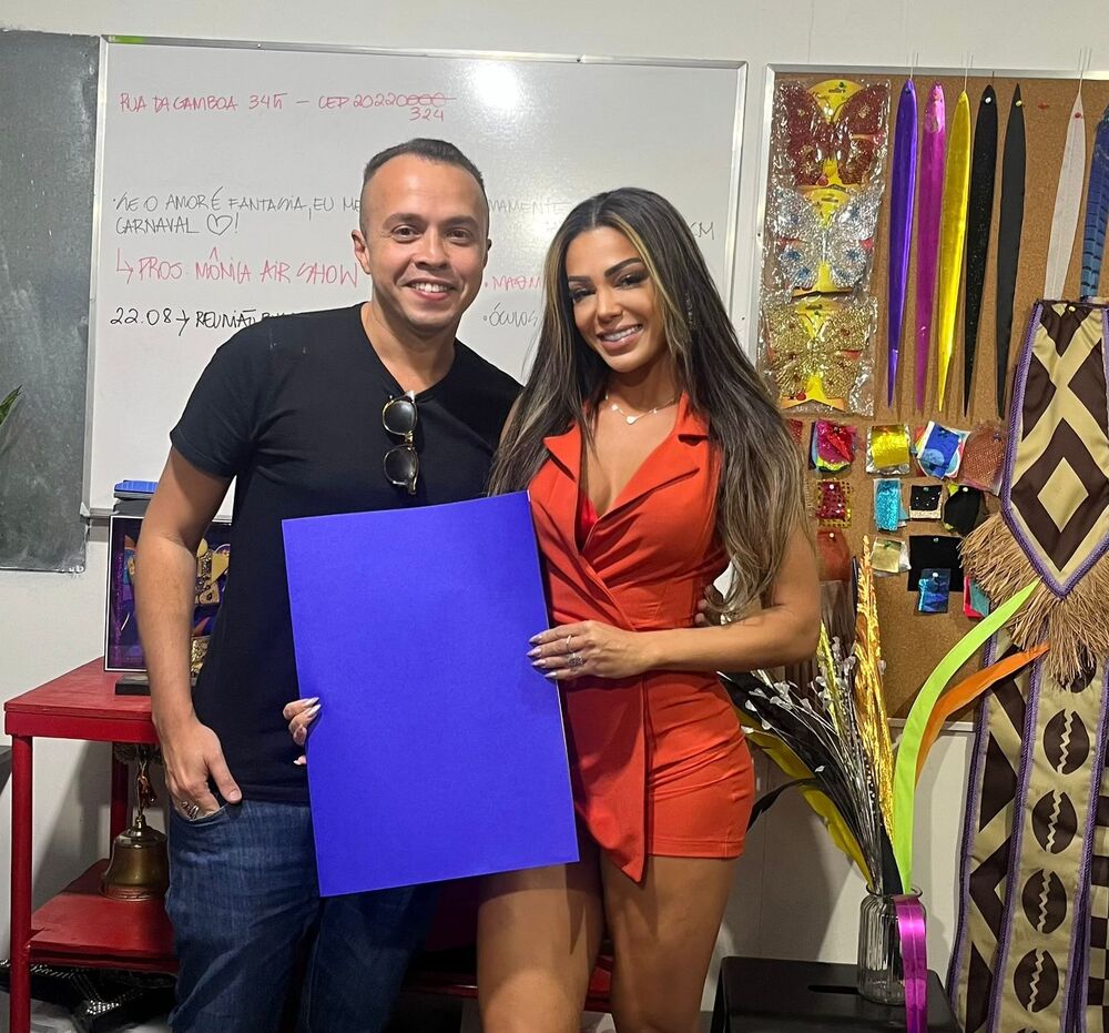 Letícia Guimarães recebe figurino da União da Ilha 