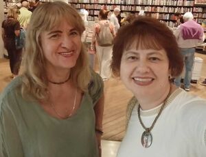 Narjara Turetta e outros notáveis recepcionam a atriz Luzimar Trottmann