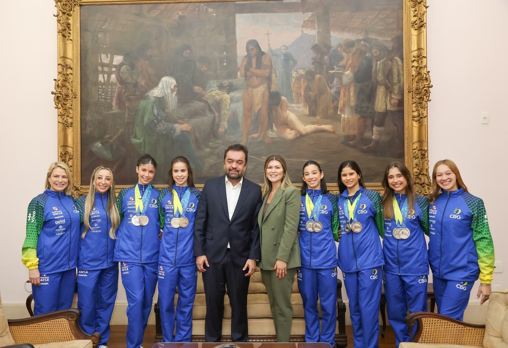 Governador Cláudio Castro recebe 'Leoas' da ginástica rítmica no Palácio Guanabara após prata inédita no Mundial