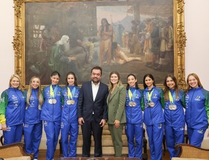 Governador Cláudio Castro recebe 'Leoas' da ginástica rítmica no Palácio Guanabara após prata inédita no Mundial