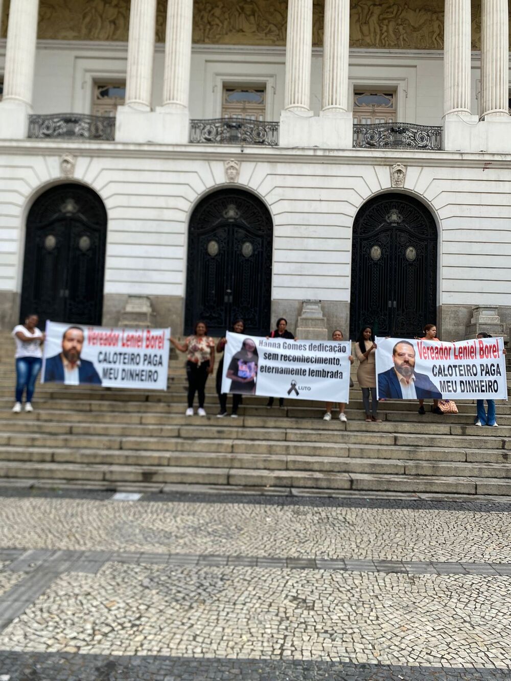 Jovens denunciam exploração por Leniel Borel e protestam em frente à Câmara Municipal do Rio