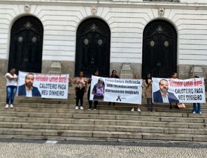 Jovens denunciam exploração por Leniel Borel e protestam em frente à Câmara Municipal do Rio