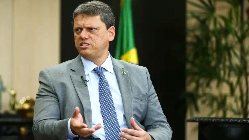 Tarcísio diz que indulto de Bolsonaro será primeiro ato de governo, caso seja presidente