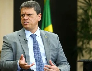 Tarcísio diz que indulto de Bolsonaro será primeiro ato de governo, caso seja presidente