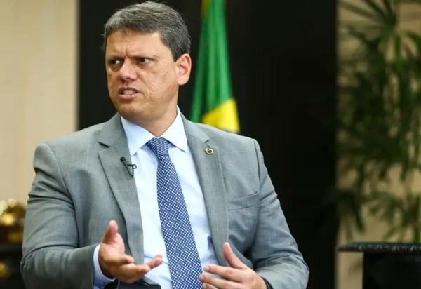 Tarcísio diz que indulto de Bolsonaro será primeiro ato de governo, caso seja presidente