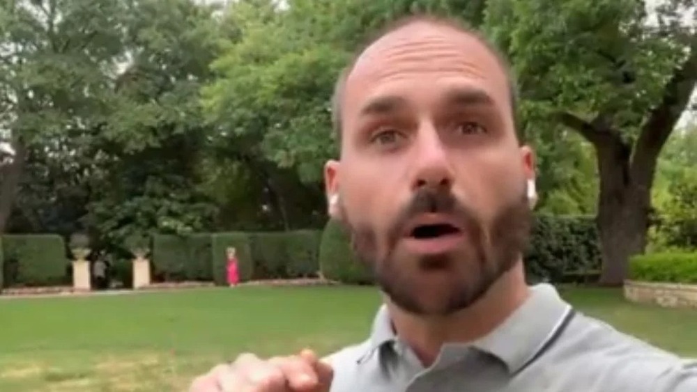 Eduardo Bolsonaro é flagrado adulterando texto do NYT para defender seu pai