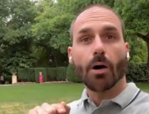 Eduardo Bolsonaro é flagrado adulterando texto do NYT para defender seu pai