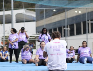 Suderj une esforços e promove aulão de defesa pessoal com o judoca Flávio Canto para 40 mulheres na Rocinha