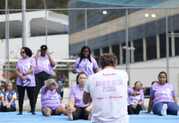 Suderj une esforços e promove aulão de defesa pessoal com o judoca Flávio Canto para 40 mulheres na Rocinha