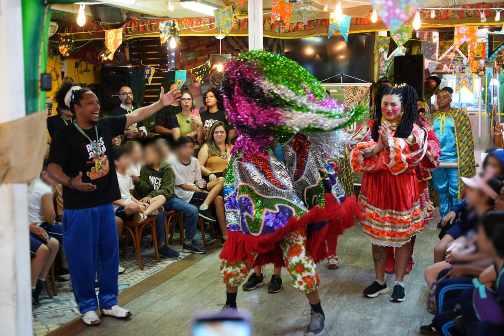 Maracatu fortalece identidade negra no Rio com o projeto Raízes Daqui