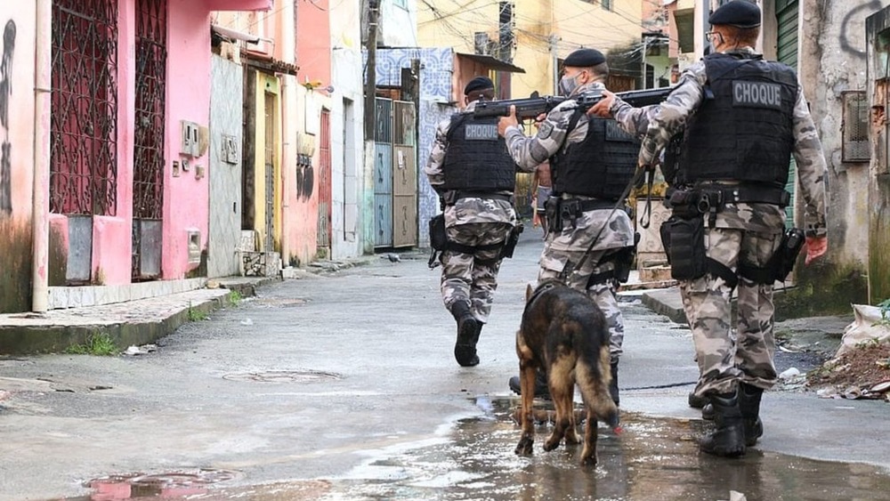 Facções obrigam pessoas a destrancar suas próprias casas em Salvador